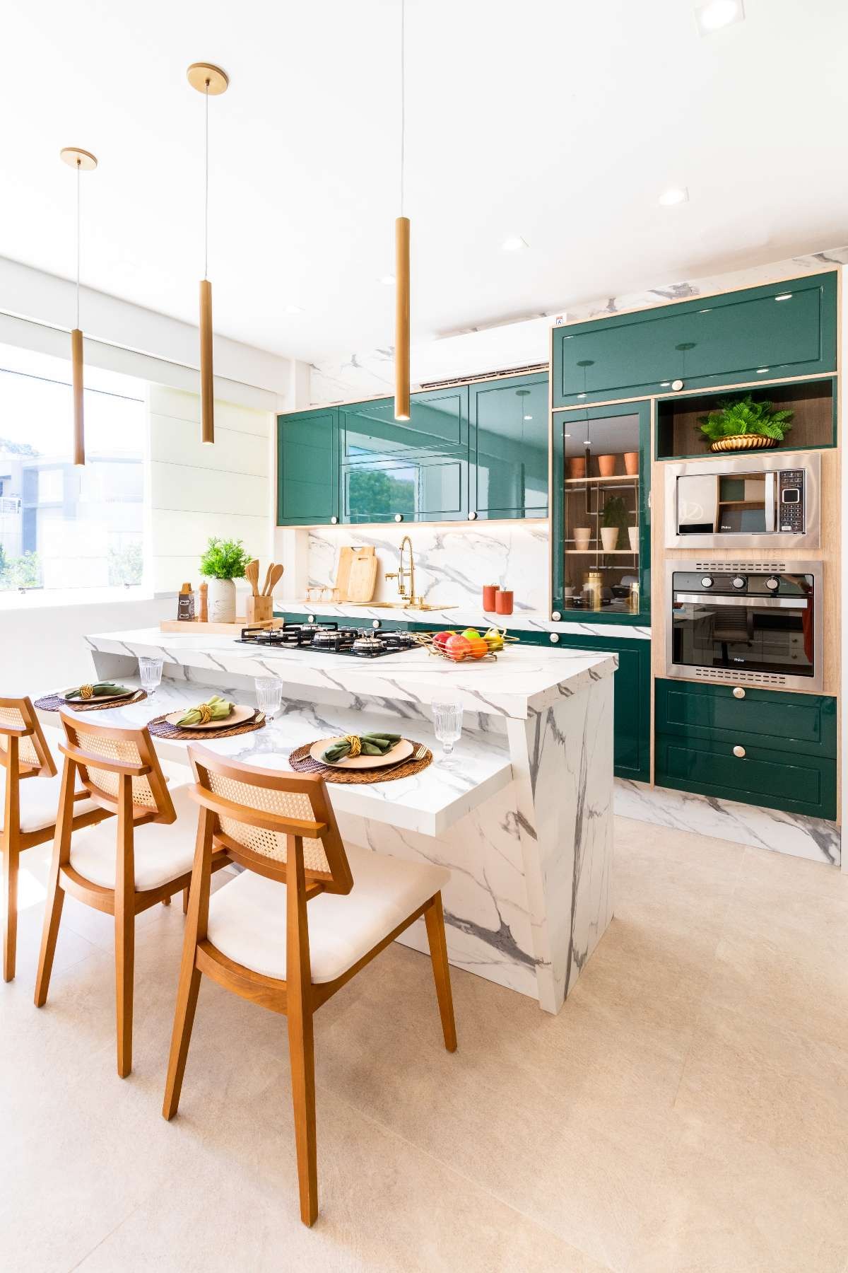 Cozinha integrada verde sage com mesa de jantar