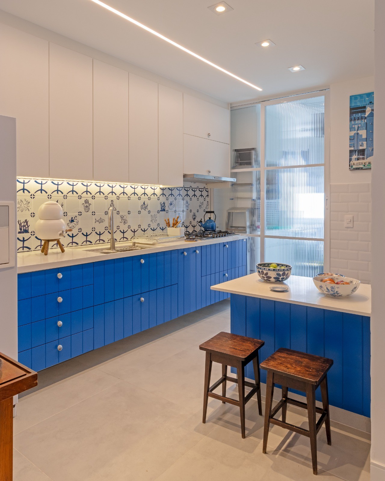 Cozinha clássica em azul com azulejos portugueses